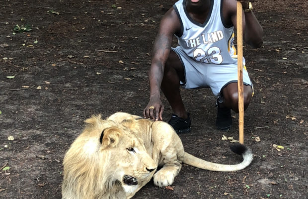 Découvrez comment Kara Mbodj passe ses vacances en … Découvrez comment Kara Mbodj passe ses vacances en …