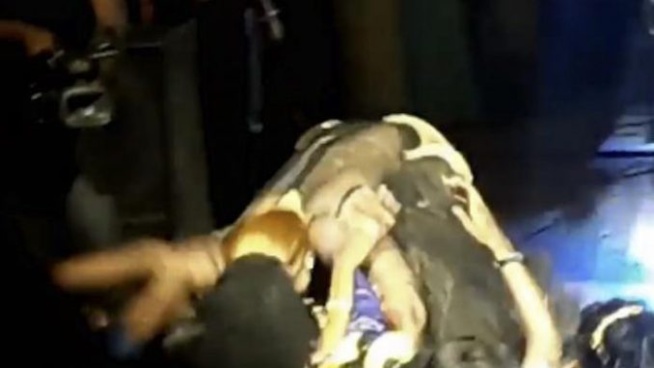 Regardez la chute de Aida Samb sur la scène du Grand Théâtre…