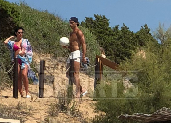 Alors que le monde du football panique sur les rumeurs, Cristiano Ronaldo sur une plage en Grèce avec sa petite amie Alors que le monde du football panique sur les rumeurs, Cristiano Ronaldo sur une plage en Grèce avec sa petite amie