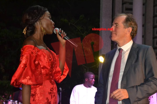 En images, la diva Coumba Gawlo assure un spectacle inédit à la Résidence de l'ambassade de la France à Dakar. En images, la diva Coumba Gawlo assure un spectacle inédit à la Résidence de l'ambassade de la France à Dakar.