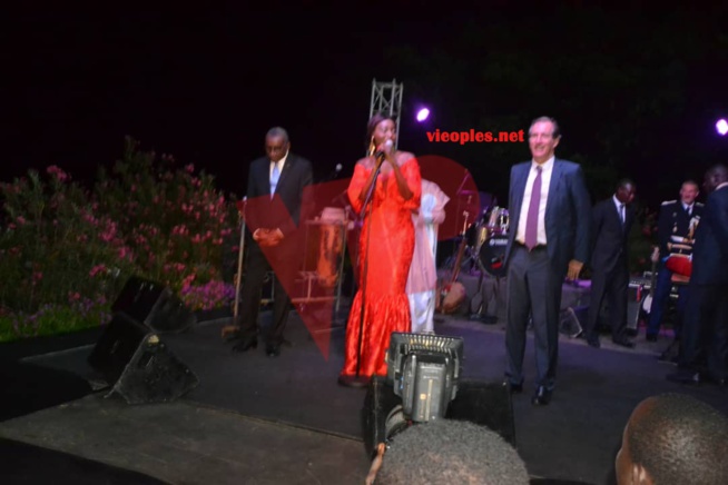 En images, la diva Coumba Gawlo assure un spectacle inédit à la Résidence de l'ambassade de la France à Dakar. En images, la diva Coumba Gawlo assure un spectacle inédit à la Résidence de l'ambassade de la France à Dakar.