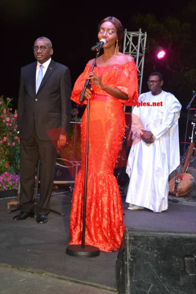 En images, la diva Coumba Gawlo assure un spectacle inédit à la Résidence de l'ambassade de la France à Dakar. En images, la diva Coumba Gawlo assure un spectacle inédit à la Résidence de l'ambassade de la France à Dakar.