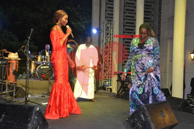 En images, la diva Coumba Gawlo assure un spectacle inédit à la Résidence de l'ambassade de la France à Dakar. En images, la diva Coumba Gawlo assure un spectacle inédit à la Résidence de l'ambassade de la France à Dakar.