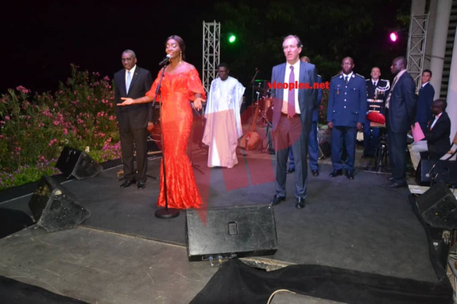 En images, la diva Coumba Gawlo assure un spectacle inédit à la Résidence de l'ambassade de la France à Dakar. En images, la diva Coumba Gawlo assure un spectacle inédit à la Résidence de l'ambassade de la France à Dakar.