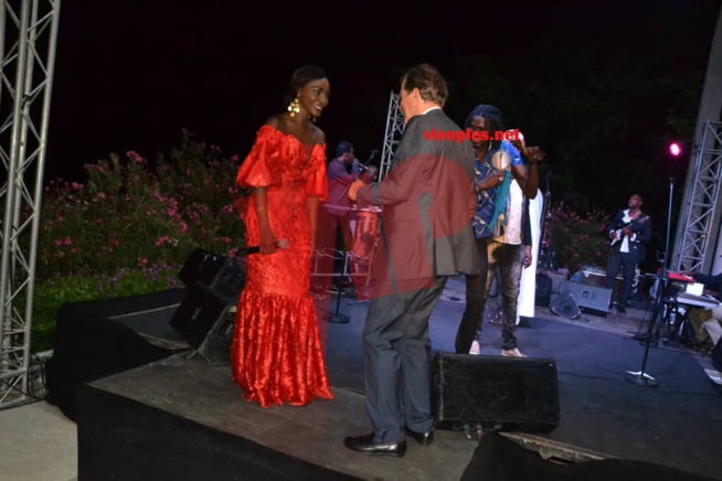 En images, la diva Coumba Gawlo assure un spectacle inédit à la Résidence de l'ambassade de la France à Dakar. En images, la diva Coumba Gawlo assure un spectacle inédit à la Résidence de l'ambassade de la France à Dakar.