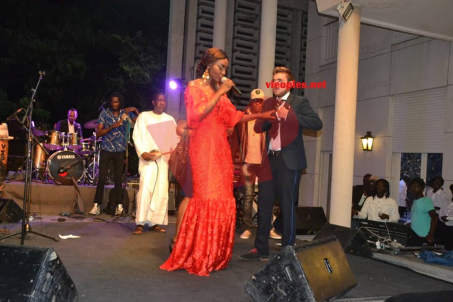 En images, la diva Coumba Gawlo assure un spectacle inédit à la Résidence de l'ambassade de la France à Dakar. En images, la diva Coumba Gawlo assure un spectacle inédit à la Résidence de l'ambassade de la France à Dakar.