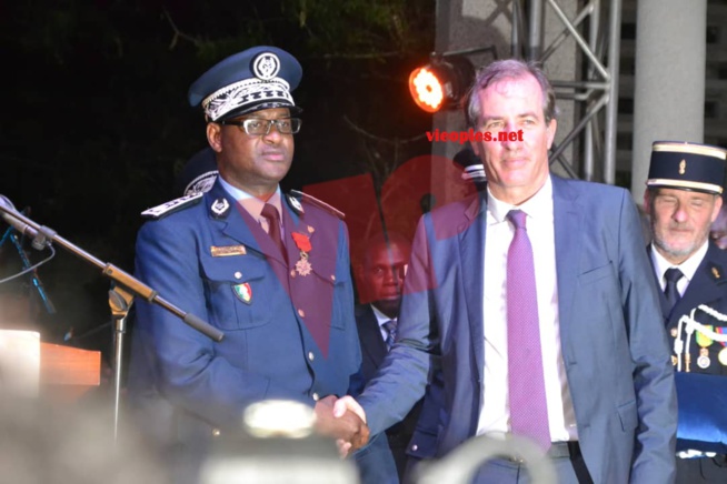 Féte nationale du 14 Juillet de la France, le patron de la police Omar Maal décoré par SE Christophe Bigot ambassadeur de la France