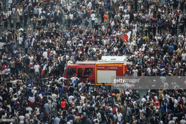 Après la victoire de l’équipe de France, La fête a rapidement été gâchée à Paris par des…