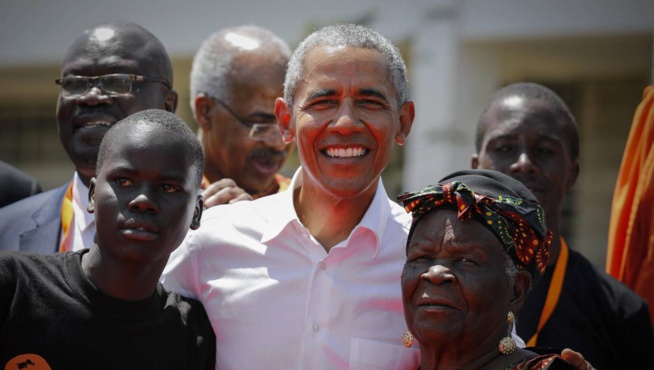12 ans après, Obama retourne dans son village au Kenya, en toute complicité avec sa grand mere et demi-sœur …