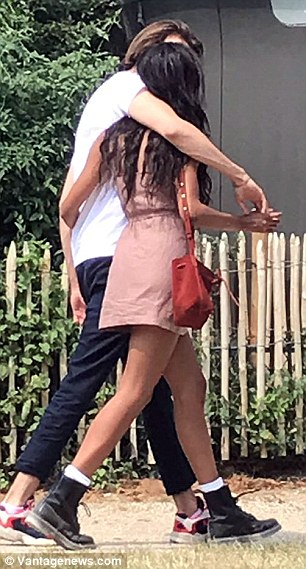 Malia Obama en escapade amoureuse à Paris, Elle a été aperçue en compagnie de son petit ami Malia Obama en escapade amoureuse à Paris, Elle a été aperçue en compagnie de son petit ami