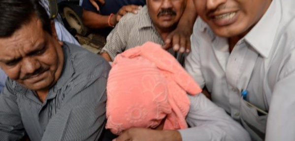 Inde : 17 personnes arrêtés après avoir violé une fillette pendant des semaines Inde : 17 personnes arrêtés après avoir violé une fillette pendant des semaines