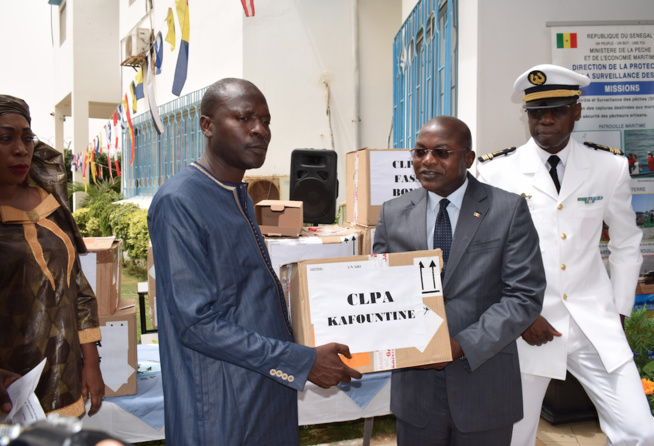 Photos de la cérémonie de remise de quit de géolocalisation avec le ministère de la péche.