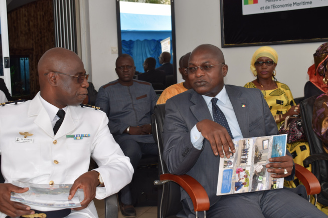 Photos de la cérémonie de remise de quit de géolocalisation avec le ministère de la péche.
