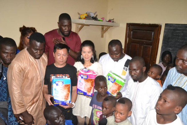 Modou Lô avec ses partenaires chinois pour donner des Modou Lô avec ses partenaires chinois pour donner des