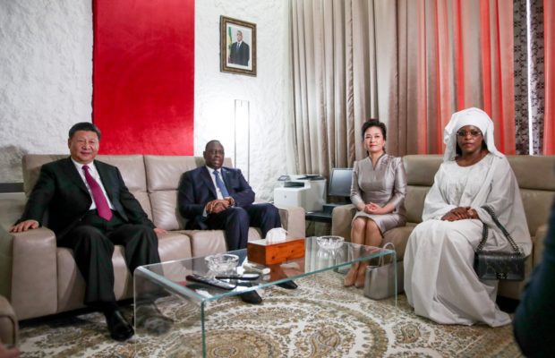 Arrivé du Président Xi Jinping à Dakar, la Première dame étale son charme et son ‘Jongue’