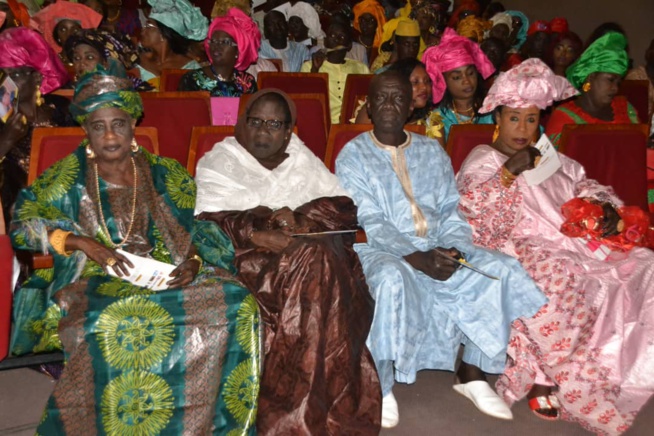 HOMMAGE A MADIODIO GNINGUE: Le Sorano a rendu à César ce qui lui appartient avec l'ensemble lyrique traditionel. HOMMAGE A MADIODIO GNINGUE: Le Sorano a rendu à César ce qui lui appartient avec l'ensemble lyrique traditionel.