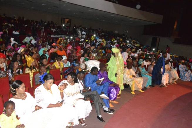 HOMMAGE A MADIODIO GNINGUE: Le Sorano a rendu à César ce qui lui appartient avec l'ensemble lyrique traditionel. HOMMAGE A MADIODIO GNINGUE: Le Sorano a rendu à César ce qui lui appartient avec l'ensemble lyrique traditionel.