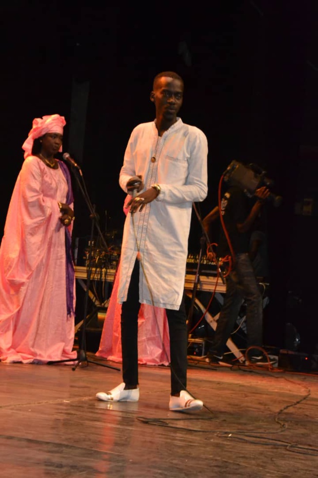 HOMMAGE A MADIODIO GNINGUE: Le Sorano a rendu à César ce qui lui appartient avec l'ensemble lyrique traditionel. HOMMAGE A MADIODIO GNINGUE: Le Sorano a rendu à César ce qui lui appartient avec l'ensemble lyrique traditionel.