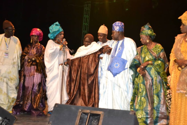 HOMMAGE A MADIODIO GNINGUE: Le Sorano a rendu à César ce qui lui appartient avec l'ensemble lyrique traditionel. HOMMAGE A MADIODIO GNINGUE: Le Sorano a rendu à César ce qui lui appartient avec l'ensemble lyrique traditionel.