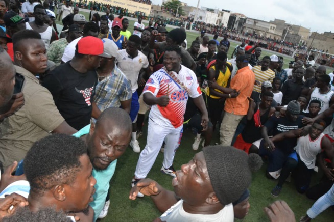 Eumeu Séne “rate” son Bakou et quitte le stade en snobant les journalistes ! Eumeu Séne “rate” son Bakou et quitte le stade en snobant les journalistes !