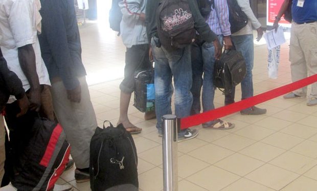 Avant la Tabaski, les Sénégalais rapatriés des Etats – Unis ( Usa) menacent de… Avant la Tabaski, les Sénégalais rapatriés des Etats – Unis ( Usa) menacent de…
