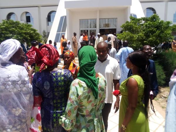 CDD Magal 2018 - Explosion du disjoncteur de la mairie de Touba: Préfet, Commandant, Commissaire, Marabouts, tous détalent plus vite que «leuk»; le maire de Mbacké prêt à sauter du premier étage ! CDD Magal 2018 - Explosion du disjoncteur de la mairie de Touba: Préfet, Commandant, Commissaire, Marabouts, tous détalent plus vite que «leuk»; le maire de Mbacké prêt à sauter du premier étage !