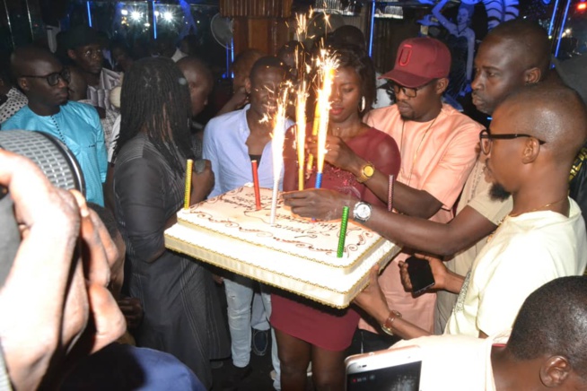 Golden Night : Pape Diouf souffle une bougies de plus devant ses fans, le show etait au rendez-vous avant le 13 octobre à Bercy. Golden Night : Pape Diouf souffle une bougies de plus devant ses fans, le show etait au rendez-vous avant le 13 octobre à Bercy.