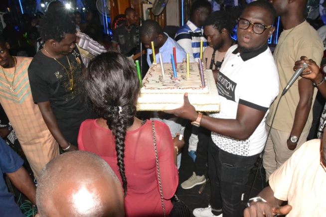 Golden Night : Pape Diouf souffle une bougies de plus devant ses fans, le show etait au rendez-vous avant le 13 octobre à Bercy. Golden Night : Pape Diouf souffle une bougies de plus devant ses fans, le show etait au rendez-vous avant le 13 octobre à Bercy.