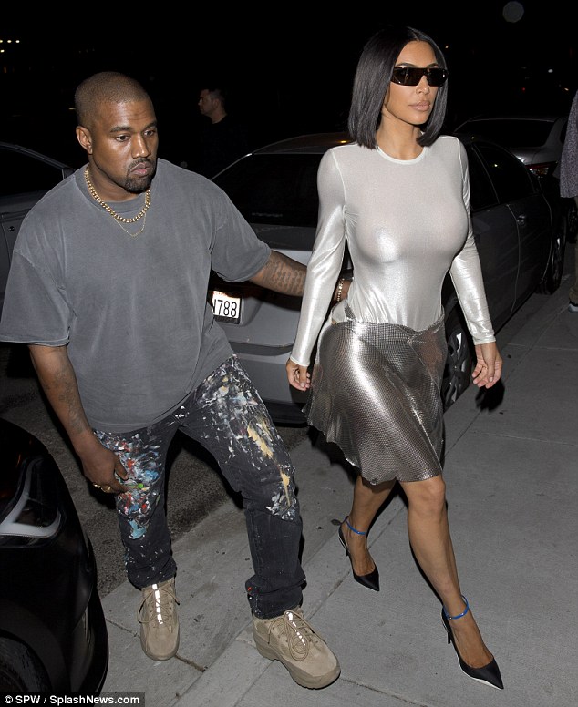 Kim Kardashian : sans soutien-gorge dans un body moulant qui ne cache rien
