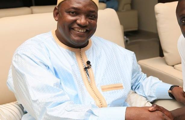 Le beau geste de Barrow en vers la famille de Jammeh « Après la disparition Aja Asombi, mère de Yahya Jammeh Le beau geste de Barrow en vers la famille de Jammeh « Après la disparition Aja Asombi, mère de Yahya Jammeh