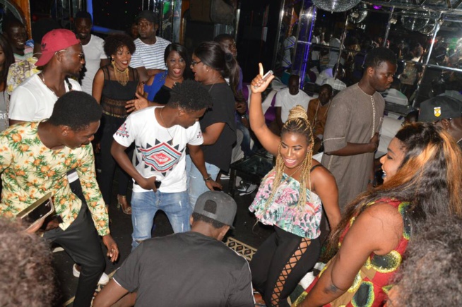 72 IMAGES WADIAL BERCY: Pape Diouf montre sa force de chauffer ses fans au Golden Night. 72 IMAGES WADIAL BERCY: Pape Diouf montre sa force de chauffer ses fans au Golden Night.