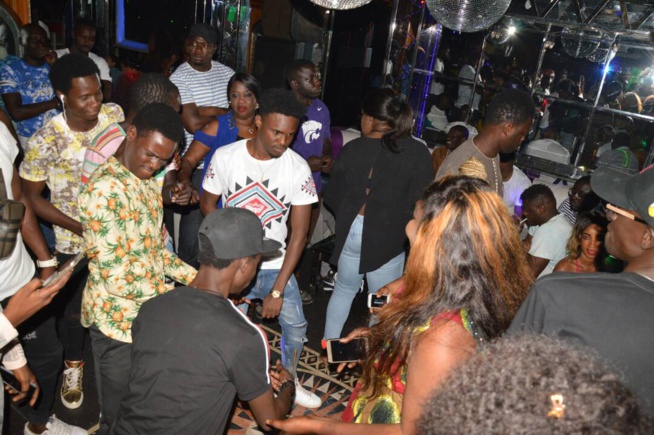 72 IMAGES WADIAL BERCY: Pape Diouf montre sa force de chauffer ses fans au Golden Night. 72 IMAGES WADIAL BERCY: Pape Diouf montre sa force de chauffer ses fans au Golden Night.