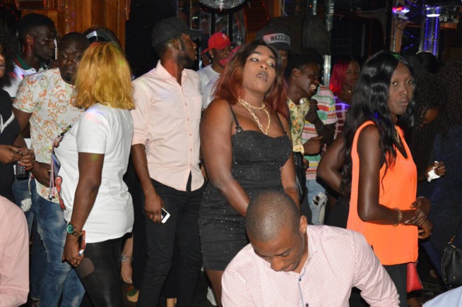 72 IMAGES WADIAL BERCY: Pape Diouf montre sa force de chauffer ses fans au Golden Night. 72 IMAGES WADIAL BERCY: Pape Diouf montre sa force de chauffer ses fans au Golden Night.