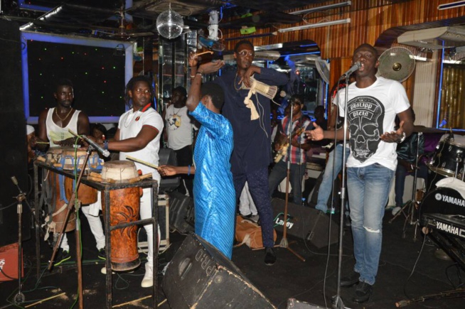 72 IMAGES WADIAL BERCY: Pape Diouf montre sa force de chauffer ses fans au Golden Night. 72 IMAGES WADIAL BERCY: Pape Diouf montre sa force de chauffer ses fans au Golden Night.