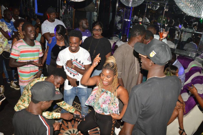 72 IMAGES WADIAL BERCY: Pape Diouf montre sa force de chauffer ses fans au Golden Night. 72 IMAGES WADIAL BERCY: Pape Diouf montre sa force de chauffer ses fans au Golden Night.