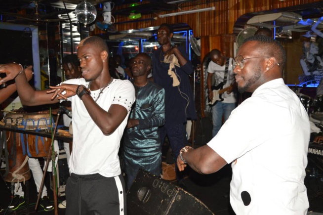 72 IMAGES WADIAL BERCY: Pape Diouf montre sa force de chauffer ses fans au Golden Night. 72 IMAGES WADIAL BERCY: Pape Diouf montre sa force de chauffer ses fans au Golden Night.