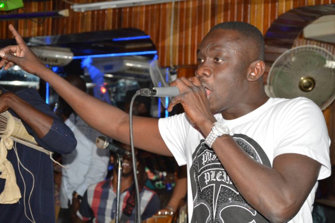 72 IMAGES WADIAL BERCY: Pape Diouf montre sa force de chauffer ses fans au Golden Night. 72 IMAGES WADIAL BERCY: Pape Diouf montre sa force de chauffer ses fans au Golden Night.