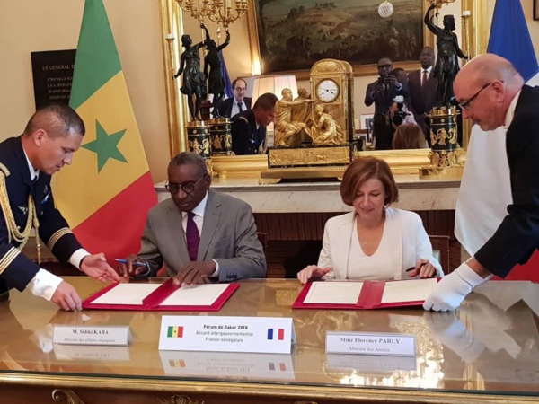 Fake news : Annoncé gravement malade, Sidiki Kaba signe un accord avec la ministre française des Armées, Mme Florence Parly