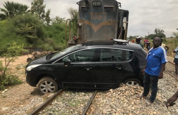Accident spectaculaire à Thiès : Un train traîne une voiture sur plus de 300 m Accident spectaculaire à Thiès : Un train traîne une voiture sur plus de 300 m
