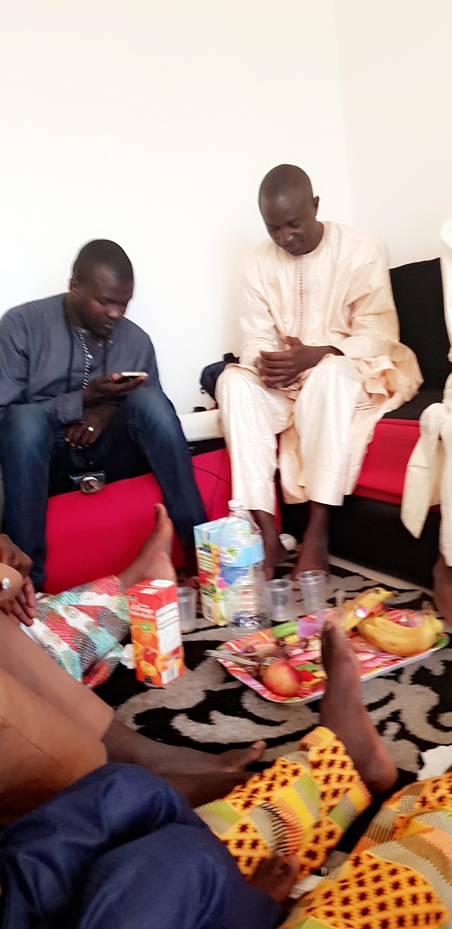 Visite de Serigne Akassa Samb chez Pape Ndongo Dieng le "Dieuwrigne" de Serigne Saliou à Paris. Regardez Visite de Serigne Akassa Samb chez Pape Ndongo Dieng le "Dieuwrigne" de Serigne Saliou à Paris. Regardez