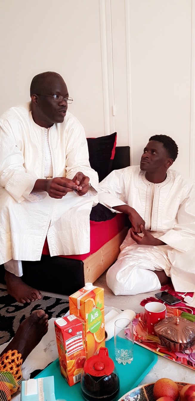 Visite de Serigne Akassa Samb chez Pape Ndongo Dieng le "Dieuwrigne" de Serigne Saliou à Paris. Regardez