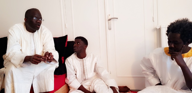 Visite de Serigne Akassa Samb chez Pape Ndongo Dieng le "Dieuwrigne" de Serigne Saliou à Paris. Regardez