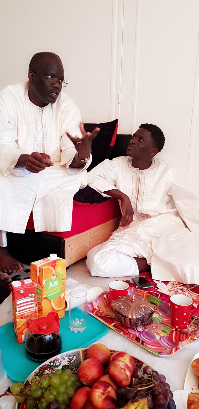 Visite de Serigne Akassa Samb chez Pape Ndongo Dieng le "Dieuwrigne" de Serigne Saliou à Paris. Regardez Visite de Serigne Akassa Samb chez Pape Ndongo Dieng le "Dieuwrigne" de Serigne Saliou à Paris. Regardez