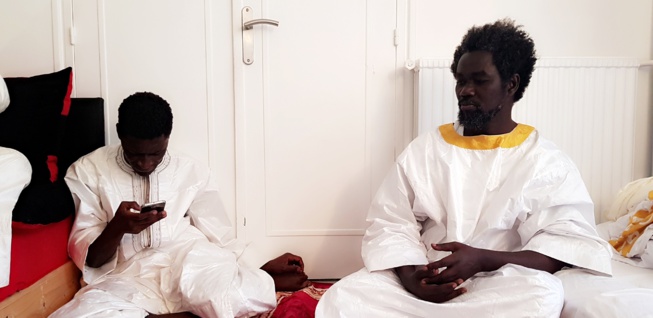 Visite de Serigne Akassa Samb chez Pape Ndongo Dieng le "Dieuwrigne" de Serigne Saliou à Paris. Regardez Visite de Serigne Akassa Samb chez Pape Ndongo Dieng le "Dieuwrigne" de Serigne Saliou à Paris. Regardez