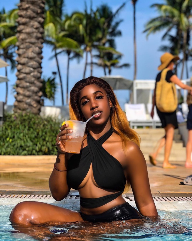 Liliane toute renversante à la piscine Liliane toute renversante à la piscine