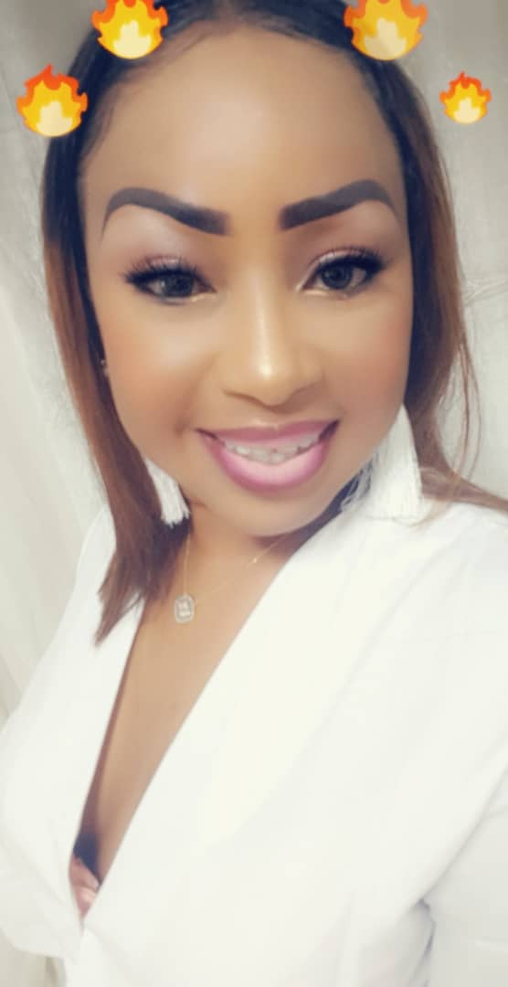 Sublime et fatale, la fille de l'artiste Iso Lo, Mari Lo toute séduisante.