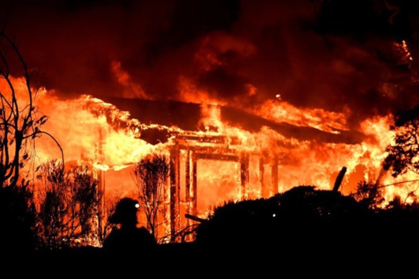 Urgent- Le marché Tilène de Ziguinchor ravagé par les flammes : près d'un milliard FCfa partis en fumée Urgent- Le marché Tilène de Ziguinchor ravagé par les flammes : près d'un milliard FCfa partis en fumée