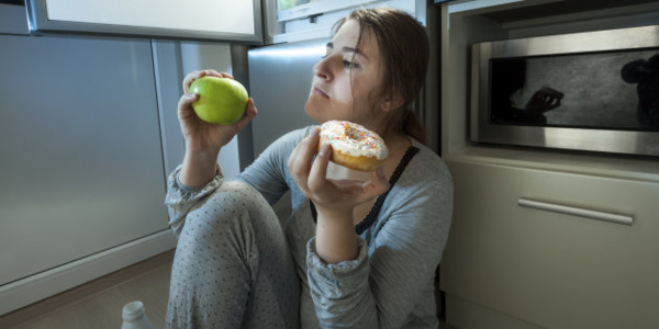 Manger trop tard le soir augmente le risque de diabète Manger trop tard le soir augmente le risque de diabète