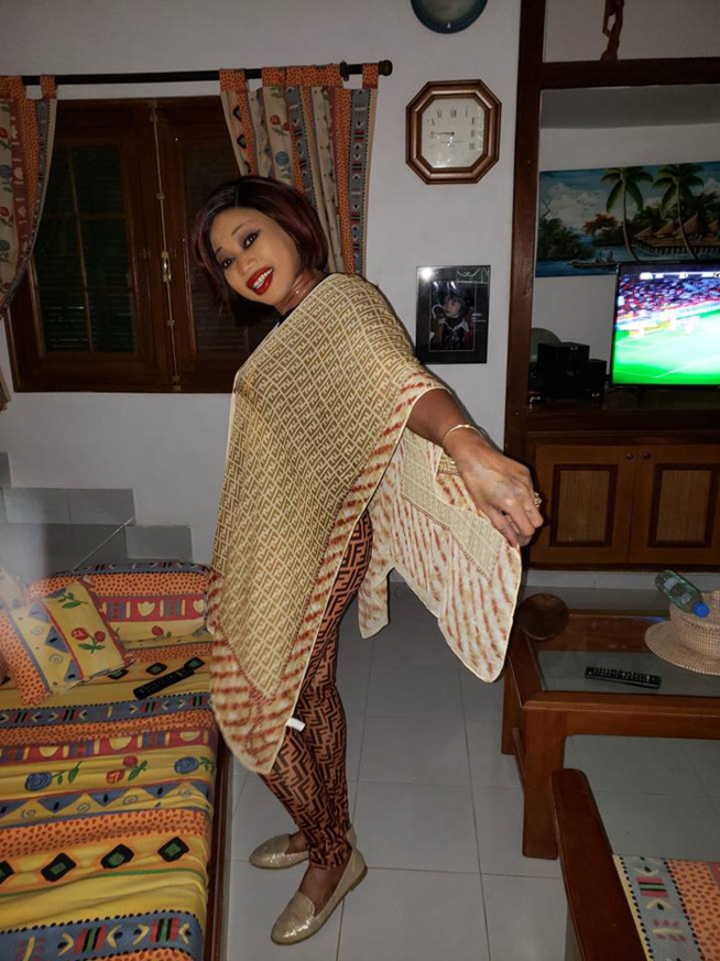 L’animatrice de la RTS, Yakham Thiam en “mode relax” L’animatrice de la RTS, Yakham Thiam en “mode relax”