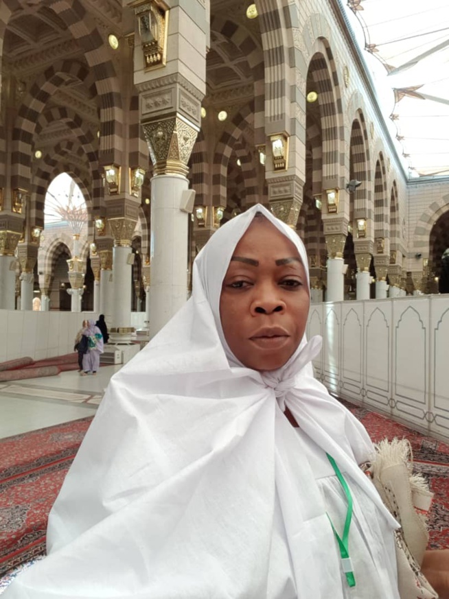 Adja Aby Ndour en mode pèlerinage à la Mecque;